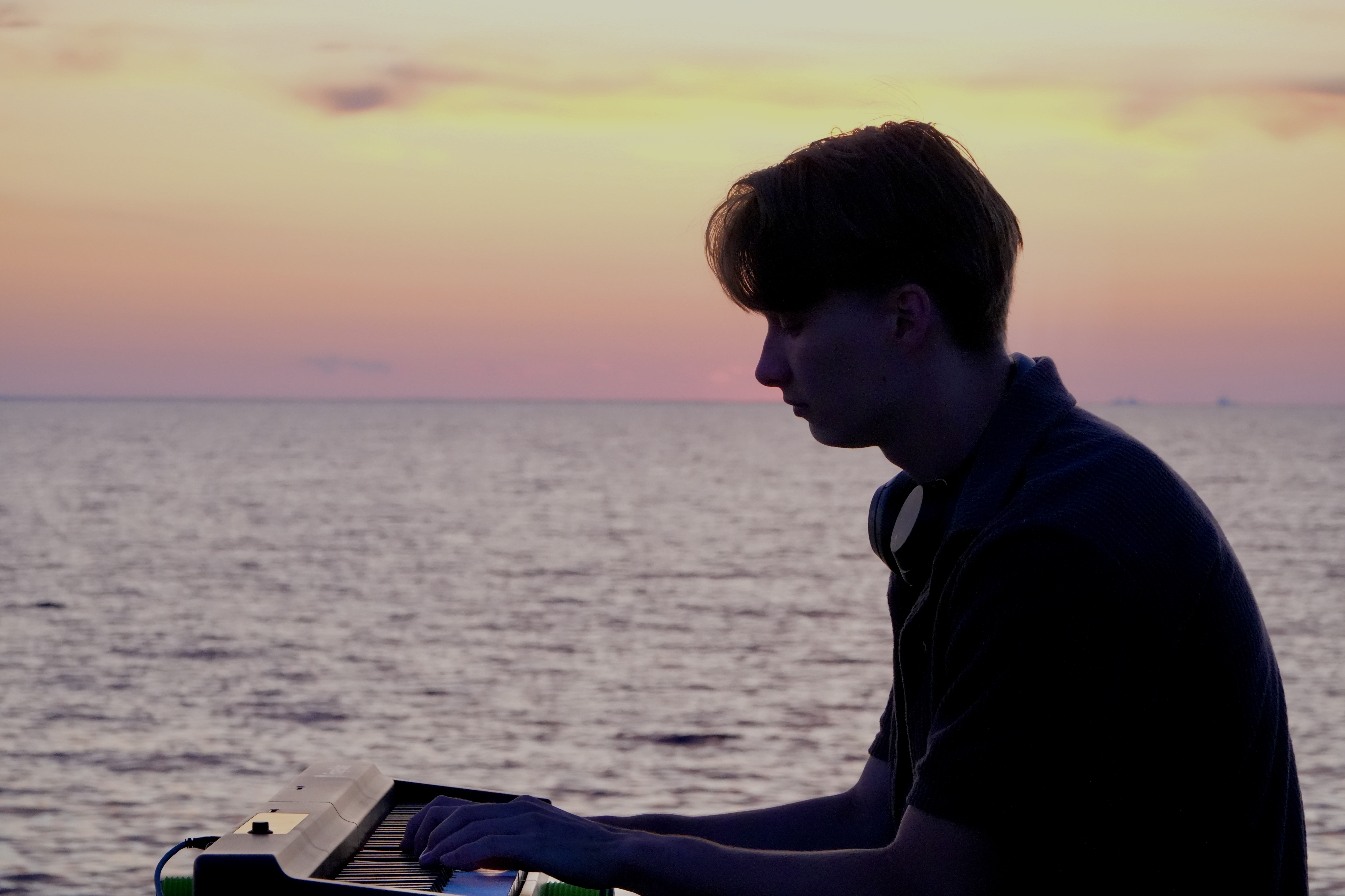 Oliver Almquist vid pianot